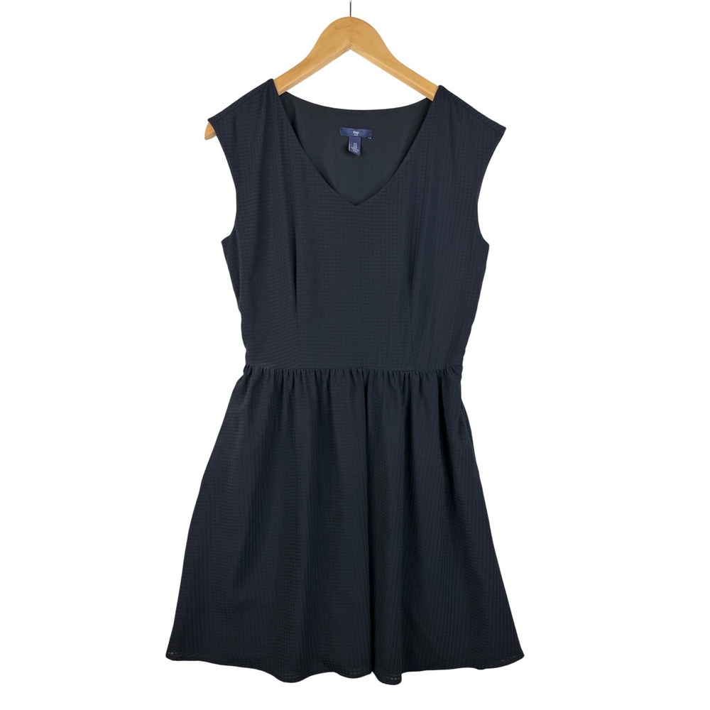 GAP V-neck Fit & Flare Dress‎ size 4 Black